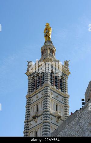 Glockenturm der Basilika von Marseille. - Notre Dame de la Garde wacht über Marseille von der Spitze des Glockenturms der gleichnamigen Basilika. Stockfoto