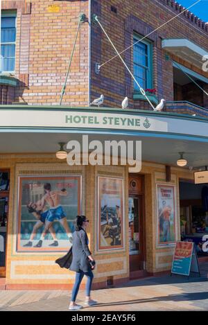 Das Hotel Steyne in Manly im Art déco-Stil der Zwischenkriegszeit wurde 1936 von Tooths Limited (Bierhersteller) aus polychromem Mauerwerk erbaut Stockfoto