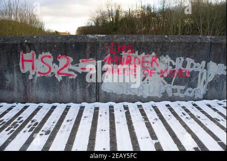 Wendover, Buckinghamshire, Großbritannien. 10th. Februar 2021. Anti HS2 Graffiti auf einer Eisenbahnbrücke in Wendover. HS2 Ltd haben eine weitere Anlage in Wendover eingerichtet und mehr Baumfällung begonnen. Ein Team von Anti-HS2- und Klimaaktivisten lebt in Wäldern, die bis HS2 für die umstrittene und Hochgeschwindigkeitsbahn von London nach Birmingham zur Zerstörung bestimmt sind. In Euston sind inzwischen weitere HS2 Aktivisten in Tunneln vergraben. Quelle: Maureen McLean/Alamy Stockfoto