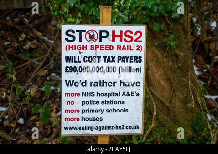 Wendover, Buckinghamshire, Großbritannien. 10th. Februar 2021. Ein Stop HS2 Schild vor einem der Wendover Aktivistenlager. HS2 Ltd haben eine weitere Anlage in Wendover eingerichtet und mehr Baumfällung begonnen. Ein Team von Anti-HS2- und Klimaaktivisten lebt in Wäldern, die bis HS2 für die umstrittene und Hochgeschwindigkeitsbahn von London nach Birmingham zur Zerstörung bestimmt sind. In Euston sind inzwischen weitere HS2 Aktivisten in Tunneln vergraben. Quelle: Maureen McLean/Alamy Stockfoto