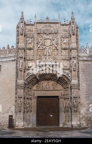 Gotische façade des Colegio de San Gregorio in Valladolid, Spanien. Nationales Skulpturenmuseum Stockfoto