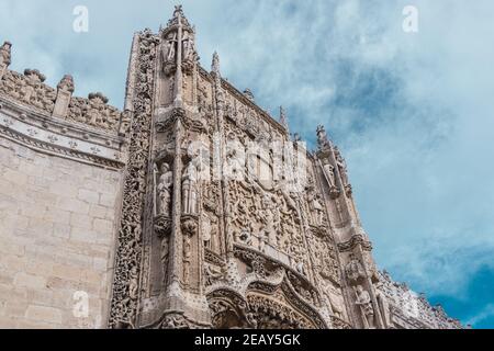 Gotische façade des Colegio de San Gregorio in Valladolid, Spanien. Nationales Skulpturenmuseum Stockfoto