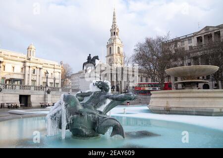 Allgemeiner Blick auf einen gefrorenen Brunnen am Trafalgar Square in London, da der kalte Schnapper weiterhin einen Großteil der Nation in den Griff zieht. Bilddatum: Donnerstag, 11. Februar 2021. Stockfoto