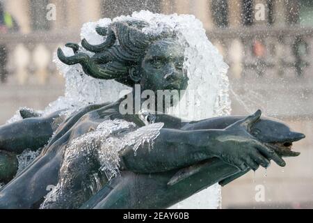 Allgemeiner Blick auf einen gefrorenen Brunnen am Trafalgar Square in London, da der kalte Schnapper weiterhin einen Großteil der Nation in den Griff zieht. Bilddatum: Donnerstag, 11. Februar 2021. Stockfoto