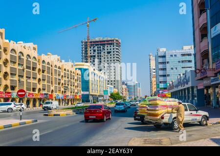 AJMAN, VAE, 24. OKTOBER 2016: Blick auf eine schmale Straße in der kleinsten der Vereinigten Arabischen Emirate - Ajman. Stockfoto