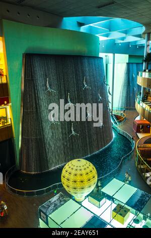 DUBAI, VAE, 26. OKTOBER 2016: Blick auf einen künstlichen Wasserfall mit Statuen von Tauchern in der Dubai Mall in den VAE. Stockfoto