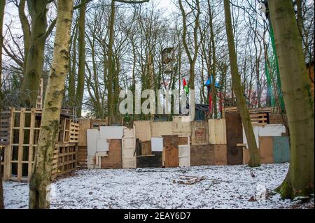 Wendover, Buckinghamshire, Großbritannien. 10th. Februar 2021. Ein Team von Anti-HS2- und Klimaaktivisten lebt in den Wäldern von Wendover, die bis HS2 für die umstrittene und Hochgeschwindigkeitsbahn von London nach Birmingham zur Zerstörung bestimmt sind. Trotz des Schnees und der Kälte setzen sie ihren Kampf gegen HS2 fort. In Euston, London, werden inzwischen weitere HS2 Aktivisten in Tunneln verschanzt. Quelle: Maureen McLean/Alamy Stockfoto