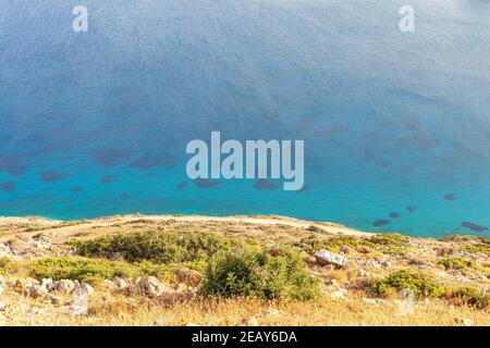 Blick von oben auf das wunderschöne blaue Meer mit Klippen. Stockfoto