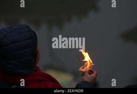 Kathmandu, Bagmati, Nepal. Februar 2021, 11th. Eine Frau betet am Ufer des Bagmati Flusses während des Madhav Narayan Festivals im Pashupatinath Tempel in Kathmandu, Nepal am 11. Februar 2021. Das einmonatige Fest soll das Fasten beobachten und zur Göttin Swasthani und zum Gott Madhav Narayan für Wohlstand der Familienmitglieder beten. Quelle: Sunil Sharma/ZUMA Wire/Alamy Live News Stockfoto