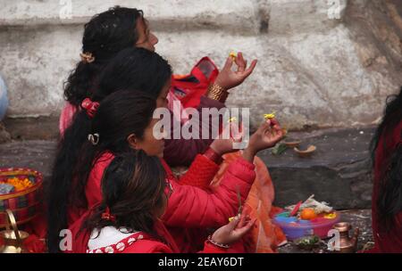 Kathmandu, Bagmati, Nepal. Februar 2021, 11th. Eifrige Anhänger beten nach dem heiligen Bad am Ufer des Bagmati Flusses während des Madhav Narayan Festivals im Pashupatinath Tempel in Kathmandu, Nepal am 11. Februar 2021. Das einmonatige Fest soll das Fasten beobachten und zur Göttin Swasthani und zum Gott Madhav Narayan für Wohlstand der Familienmitglieder beten. Quelle: Sunil Sharma/ZUMA Wire/Alamy Live News Stockfoto