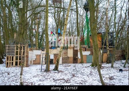 Wendover, Buckinghamshire, Großbritannien. 10th. Februar 2021. Ein Team von Anti-HS2- und Klimaaktivisten lebt in den Wäldern von Wendover, die bis HS2 für die umstrittene und Hochgeschwindigkeitsbahn von London nach Birmingham zur Zerstörung bestimmt sind. Trotz des Schnees und der Kälte setzen sie ihren Kampf gegen HS2 fort. In Euston, London, werden inzwischen weitere HS2 Aktivisten in Tunneln verschanzt. Quelle: Maureen McLean/Alamy Stockfoto