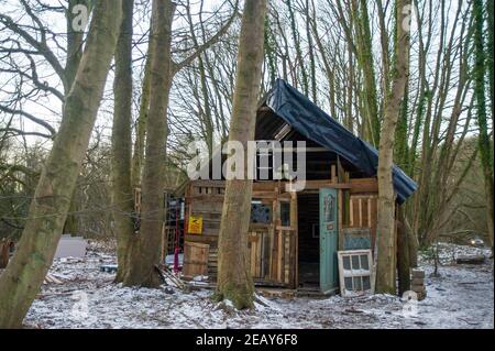 Wendover, Buckinghamshire, Großbritannien. 10th. Februar 2021. Ein Team von Anti-HS2- und Klimaaktivisten lebt in den Wäldern von Wendover, die bis HS2 für die umstrittene und Hochgeschwindigkeitsbahn von London nach Birmingham zur Zerstörung bestimmt sind. Trotz des Schnees und der Kälte setzen sie ihren Kampf gegen HS2 fort. In Euston, London, werden inzwischen weitere HS2 Aktivisten in Tunneln verschanzt. Quelle: Maureen McLean/Alamy Stockfoto