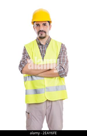 Schöner entschlossener männlicher Konstrukteur in Hardhat und reflektierender Weste stehend Mit gekreuzten Armen auf weißem Hintergrund und Blick auf die Kamera Stockfoto