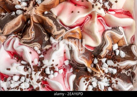 Nahaufnahme von Vanilleeis mit Schokolade. Stockfoto