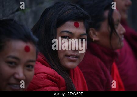 Kathmandu, Bagmati, Nepal. Februar 2021, 11th. Eifrige Anhänger bereiten sich vor, am Ufer des Bagmati Flusses während des Madhav Narayan Festivals im Pashupatinath Tempel in Kathmandu, Nepal am 11. Februar 2021 zu beten. Das einmonatige Fest soll das Fasten beobachten und zur Göttin Swasthani und zum Gott Madhav Narayan für Wohlstand der Familienmitglieder beten. Quelle: Sunil Sharma/ZUMA Wire/Alamy Live News Stockfoto