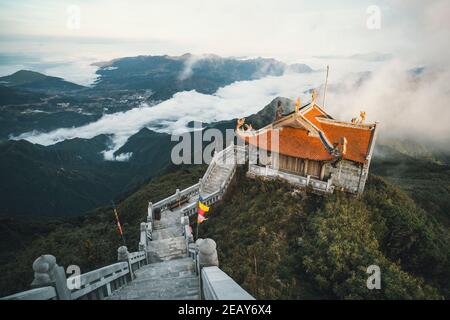 Die Tempel auf der Spitze von Fansipan, das Dach von Indochina, in Sapa Stadt, im Norden Vietnam Stockfoto