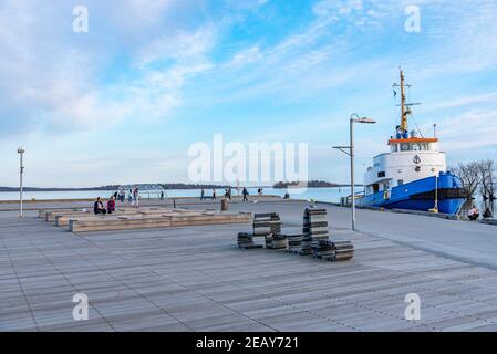 VASTERAS, SCHWEDEN, 19. APRIL 2019: Seepromenade in Vasteras, Schweden Stockfoto