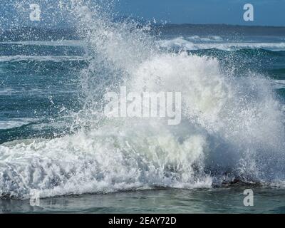 Herrliche Natur, Nahaufnahme der Meereswellen, die in spektakulärem Stil über den Rand des Rock Pools, NSW Australien, krachen Stockfoto