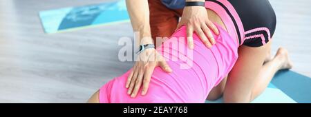 Mann und Frau im Fitnessstudio machen Übungen für den Rücken Stockfoto