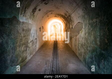 Tunnel zum Bombenschutz in Bewegung. Licht am Ende des Tunnels. Tunnel im unterirdischen Schutzbunker. Schutz vor nuklearen Angriffen. Stockfoto