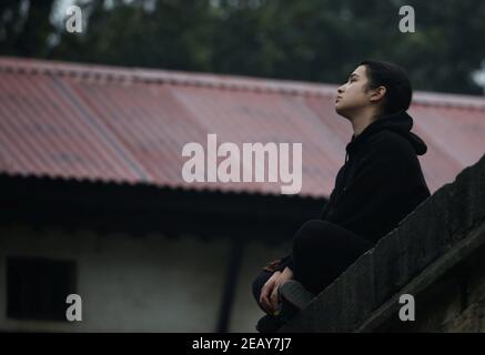 Kathmandu, Bagmati, Nepal. Februar 2021, 11th. Eine nepalesische Frau vermittelt am frühen Morgen am Ufer des Bagmati Flusses in Kathmandu, Nepal, am 11. Februar 2021. Quelle: Sunil Sharma/ZUMA Wire/Alamy Live News Stockfoto