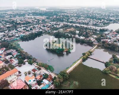 Die Stadt der Farbe im Nebel von Vietnam. Der Blick von oben. Luftaufnahme. Regenzeit, Winter. Quadratischer See im Stadtzentrum von hue Stockfoto