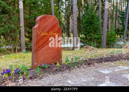 STOCKHOLM, SCHWEDEN, 21. APRIL 2019: Grabstein von Greta Garbo auf dem Skogskyrkogarden, UNESCO-Weltkulturerbe, in Stockholm, Schweden Stockfoto