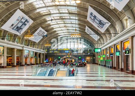 STOCKHOLM, SCHWEDEN, 22. APRIL 2019: Innenansicht des Hauptbahnhofs in Stockholm, Schweden Stockfoto