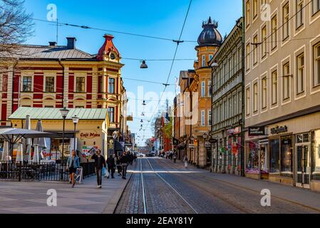 NORRKOPING, SCHWEDEN, 23. APRIL 2019: Blick auf die Drottninggatan Straße im Zentrum von Norrkoping, Schweden Stockfoto