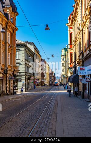 NORRKOPING, SCHWEDEN, 23. APRIL 2019: Blick auf die Drottninggatan Straße im Zentrum von Norrkoping, Schweden Stockfoto