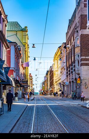 NORRKOPING, SCHWEDEN, 23. APRIL 2019: Blick auf die Drottninggatan Straße im Zentrum von Norrkoping, Schweden Stockfoto