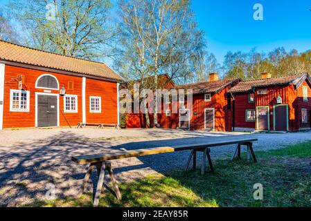 LINKOPING, SCHWEDEN, 23. APRIL 2019: Blick auf traditionelle Holzhäuser in der Altstadt Gamla Linkoping, Schweden Stockfoto