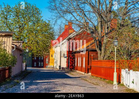 LINKOPING, SCHWEDEN, 23. APRIL 2019: Blick auf traditionelle Holzhäuser in der Altstadt Gamla Linkoping, Schweden Stockfoto