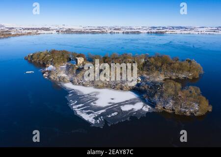 Kinross, Schottland, Großbritannien. Februar 2021. Aus der Vogelperspektive eines schneebedeckten Lochleven Castle, das sich auf einem kleinen Loch am Loch Leven, Kinross-shire, befindet. Iain Masterton/Alamy Live News Stockfoto