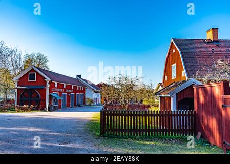 LINKOPING, SCHWEDEN, 23. APRIL 2019: Blick auf traditionelle Holzhäuser in der Altstadt Gamla Linkoping, Schweden Stockfoto