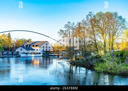 LINKOPING, SCHWEDEN, 23. APRIL 2019: Flussufer des Stangan Flusses in Linkoping, Schweden Stockfoto