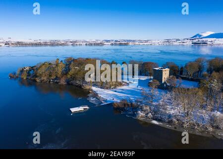 Kinross, Schottland, Großbritannien. Februar 2021. Aus der Vogelperspektive eines schneebedeckten Lochleven Castle, das sich auf einem kleinen Loch am Loch Leven, Kinross-shire, befindet. Iain Masterton/Alamy Live News Stockfoto