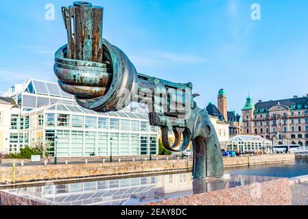 MALMO, SCHWEDEN, 24. APRIL 2019: Skulptur einer geknoteten Waffe von Carl Fredrik Reutersward in Malmo, Schweden Stockfoto