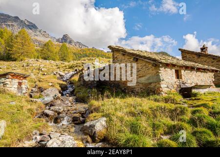 Alte ländliche Chalets in Valmalenco (IT), Alpe Entova Stockfoto