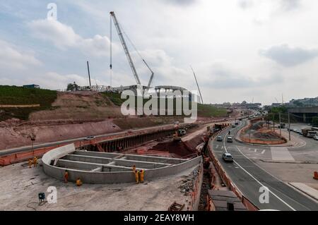 Im Bau ist das 68.000-Sitzer Sao Paulo Stadion kostet £300 Millionen in der Nähe von Corinthians Metro-Station in Sao Paulo, Brasilien. Eine neue Straße war Stockfoto