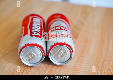 POZNAN, POLEN - 02. März 2016: Dosen polnisches Warka-Bier auf Holztisch Stockfoto