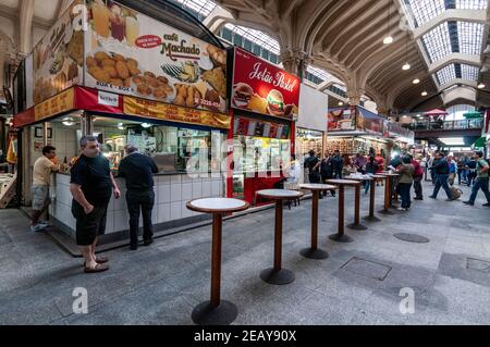 Eine Reihe von Restaurants auf dem 2nd-stöckigen Food Court Die historische Öffentlichkeit unter überdachten städtischen Markt (Mercado Municipal de Sao Paulo) auf der Rua da Cantare Stockfoto