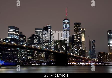 New York, USA. Februar 2021, 10th. Das am 10. Februar 2021 aufgenommene Foto zeigt das Empire State Building, das für das chinesische Mondneujahr in New York, USA, rot beleuchtet ist. Eine Reihe von Sehenswürdigkeiten in und um New York haben zur Feier des bevorstehenden chinesischen Mondneujahres erleuchtet. Quelle: Zhou Huanxin/Xinhua/Alamy Live News Stockfoto