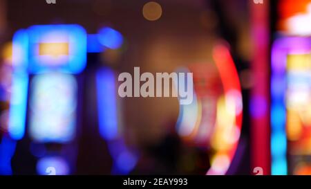 Unschärfe-Spielautomaten leuchten im Casino auf dem fabelhaften Las Vegas Strip, USA. Verschwommene Jackpot-Spielautomaten im Hotel in der Nähe der Fremont Street. Leuchtendes Neon Stockfoto