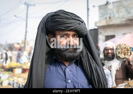 Lahore, Pakistan - Oktober 2019: Bärtiger Mann im traditionellen Turban Stockfoto