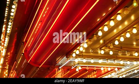 Alte angefachte elektrische Lampen blinken und leuchten in der Nacht. Abstrakte Nahaufnahme von Retro-Casino-Dekoration schimmert in Las Vegas, USA. Beleuchteter Vint Stockfoto