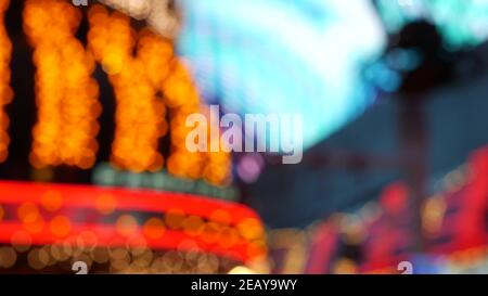 Defokussierte alte angefaste elektrische Lampen leuchten in der Nacht. Abstrakte Nahaufnahme von verschwommener Retro-Casino-Dekoration schimmernd, Las Vegas USA. Beleuchtetes vi Stockfoto