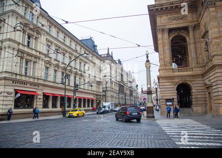 PRAG, TSCHECHISCHE REPUBLIK - 09. Oktober 2013: Kreuzung im Nationaltheater und Café Slavia in Prag, Tschechische Republik Stockfoto