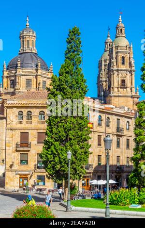 SALAMANCA, SPANIEN, 5. OKTOBER 2017: Die Menschen gehen zur Kathedrale von Salamanca, Spanien Stockfoto