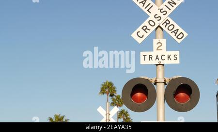 Warnsignal für Bahnübergänge in den USA. Crossbuck-Hinweis und rote Ampel an der Kreuzung der Eisenbahnstraße in Kalifornien. Eisenbahnverkehr Sicherheit sy Stockfoto